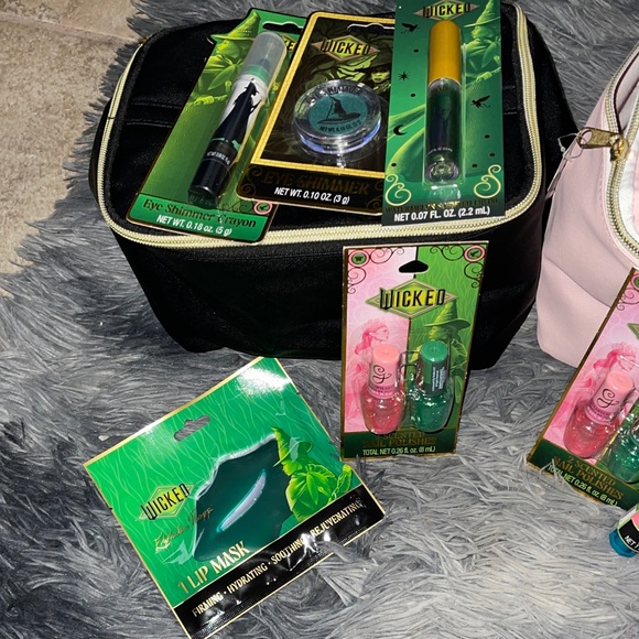 Wicked Makeup Set with Eye Shimmer and Lip Gloss-Green Witch - Picture 2 of 12